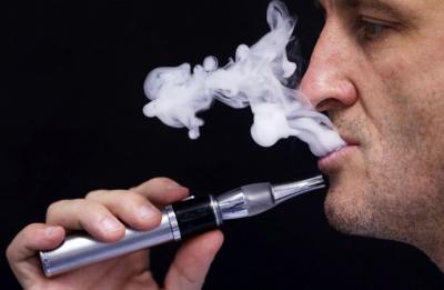 فيديو مرعب لانفجار سيجارة إلكترونية في جيب رجل (شاهد)