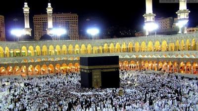 السعودية.. تخصيص أوقات للنساء لتقبيل "الحجر الأسود"