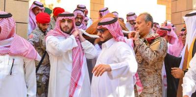 دفن الأمير تركي بن عبد العزيز والملك سلمان يتقدّم المصلين(صور)‎