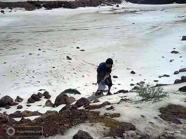 شاهد صورة مذهلة من العاصمة صنعاء والثلوج تكسوها من شدة البرودة 