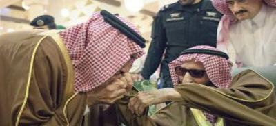 شاهد بالفيديو … الملك سلمان يتخلى عن الأعراف البروتوكولية وينحني مقبلاً يد أخيه الأكبر الأمير بندر