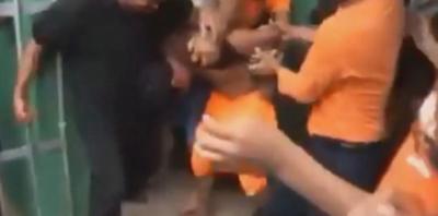 بالفيديو والصور.. أهالٍ يعاقبون متهمًا بالاغتصاب بطريقة مروّعة متجاهلين الشرطة