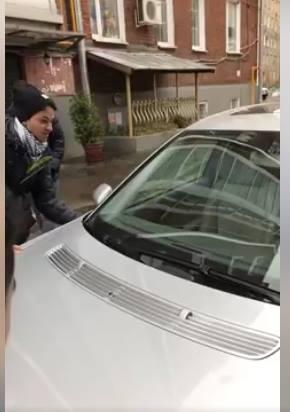 السفير اليمني بروسيا يدهس بسيارته إثنين من الطلبه المحتجين أمام السفارة (صور) 