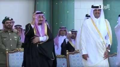 بالفيديو.. الملك سلمان يؤدي رقصة "غريبة " في قطر
