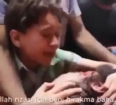 مشهد مؤثر تدمي له القلوب في سوريا.. طفل في وداع والده “الله يوفقك لا تتركني” “فيديو”