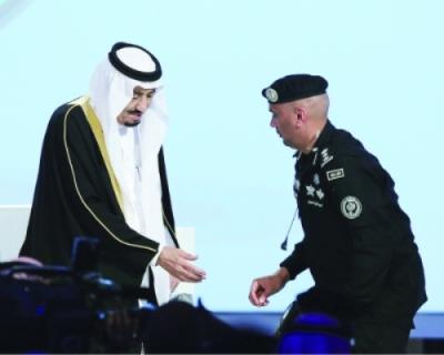  شاهد كيف يتصرف الحارس الشخصي للعاهل السعودي