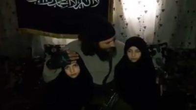 فيديو صادم لأب يرسل طفلتيه لتفجير نفسيهما في مركز للشرطة في دمشق