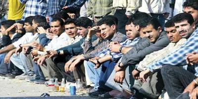 شاهد مافعله سعوديون مع عمال مقيمين بالمملكة !!