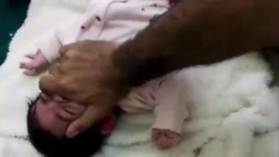 السلطات السعودية تلقي القبض على الأب الذي عذب ابنته الرضيعة (فيديو)