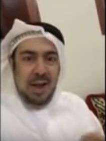 شاهد بالفيديو دهشة فنان خليجي شهير بعد تذوقه الأكل اليمني