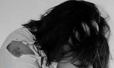 ضربته بآلة كانت بالمقعد.. سائق يخدع امرأة ويذهب بها إلى أحد الشوارع الضيقة لمحاولة اغتصابها بالسعودية