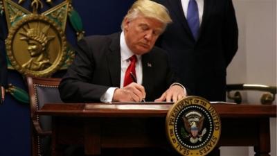 محكمة أمريكية تنتصر لليمنيين و المسلمين وتوقف العمل بقرار «ترامب»