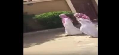 بالفيديو.. سعوديات يتجولن بزي الرجال في شوارع الرياض!!