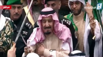 بالفيديو.. العاهل السعودي يؤدي "العرضة" في "الجنادرية"