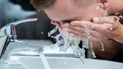 خطآن يرتكبهما الرجل عند غسل وجهه