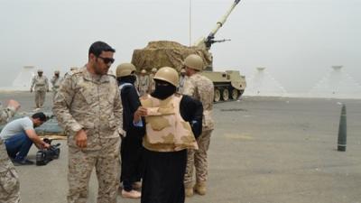 شاهد "فيديو" من الحدود_اليمنية يشعل مواقع_التواصل.. أول امرأة سعودية تحمل السلاح وتتوجة للحدود اليمنية !