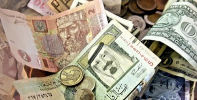 محلات تجارية بعدن والمكلا تبدأ التعامل بالريال السعودي بسبب تضارب اسعار الريال اليمني