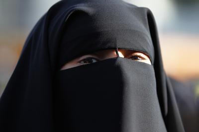 قرار الاول من نوعه: أول دولة عربية تعلن منع بيع أو تصنيع "النقاب" ,وغضب شعبي يجتاح هذه الدوله