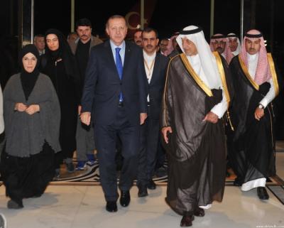 بالصور .. أردوغان يصل مكه المكرمة ويؤدي مناسك العمرة