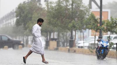 وفاة شخصين وفقدان آخرين في سيول السعودية "فيديو