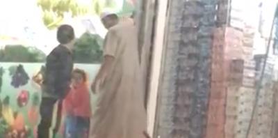 فيديو صادم.. مسن سعودي يتحرش بطفلة.. وهذا ما قالته السلطات عنه