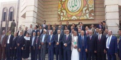 في مقدمتها صرف مرتبات الموظّفين من المدنيين والعسكريين..حكومة صنعاء  توجّه رسالة للبرلمان تتضمن حلول مالية