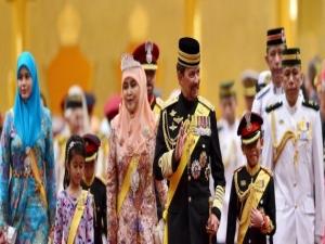 بالصور .. تعرف عن سلطنة بروناي التي زارها الملك سلمان .. وكيف تم نقلة بسيارة مرصعة بالذهب الى افخم قصور العالم