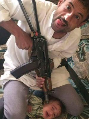 شاهد.. الصورة التي أشعلت غضب اليمنيين ومطالبات بمحاسبة صاحبها