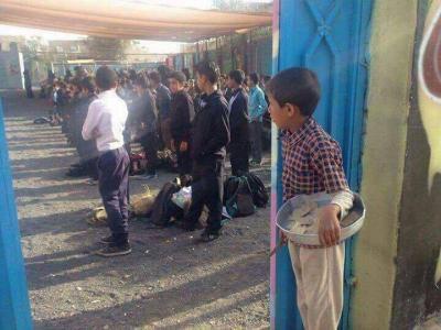 بالصور.. فرحة عارمة للطفل اليمني (بائع السمسم) بعد التحاقه بالمدرسة