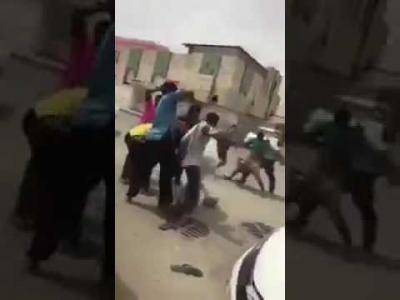 فيديو.. مشاجرة يمنية عنيفة بـ"السواطير" في السوق المركزي بالسعودية (شاهـد)