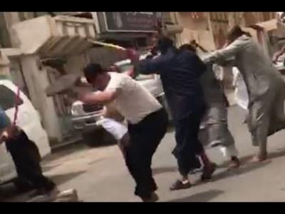 بالسكاكين والسواطير.. شجار عنيف بين مقيمين يمنيين في المملكة (فيديو)
