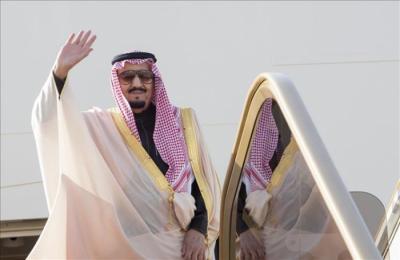 طيار من سلاح الجو الأردني يرحب بخادم الشريفين بطريقته في أثناء مرافقة طائرة الملك (صورة)