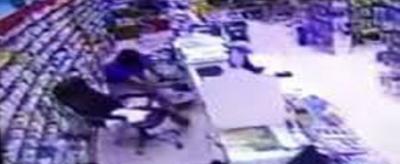 بالفيديو.. لص يسطو على صيدلية بالرياض مستخدماً “ساطور”