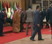 بالفيديو.. “بالأمس حاكم دبيّ واليوم الرئيس اللبنانيّ” .. زعماء العرب يتساقطون في قمة الأردن!