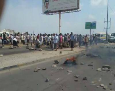 متقاعدو الداخلية يقطعون طريق الجسر الواصل بين خور مكسر والمنصورة في عدن