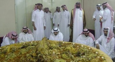 بالصور… وليمة على شرف أمير سعودي تثير غضب الشارع السعودي على “تويتر”