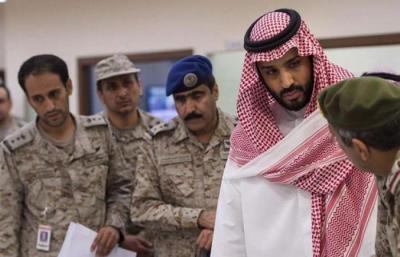 شاهد بالفيديو ولي العهد الامير محمد بن سلمان يخرج عن طوره ويسحب احد المرافقين له غاضباً لهذا السبب ؟