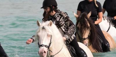 شاهد صورة ... بنات الشيخ محمد بن راشد يمارسن رياضة خطيرة جدا في قلب دبي
