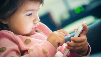 دراسة: أطفال شاشات اللمس ينامون أقل من أقرانهم