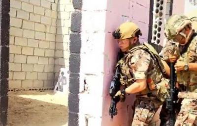 ملك_الاردن يقود عملية اقتحام نقطة امنية ويطلق النار بكثافة وهو بزته العسكرية (شاهـد)