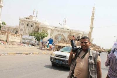 شاهد أول صورة للمصور "صالح العبيدي" بعد إصابته بصاروخ حراري في تعز