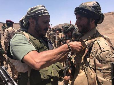 نجل شقيق الرئيس السابق «صالح» يشرف على تخرج دفعة جديدة من المقاتلين في صنعاء (صورة)