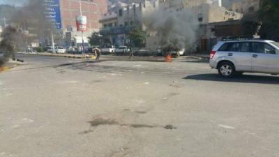 عدن مواطنون غاضبون يغلقون مداخل كريتر ومعاشيق للمطالبة بتحسين خدمة الكهرباء