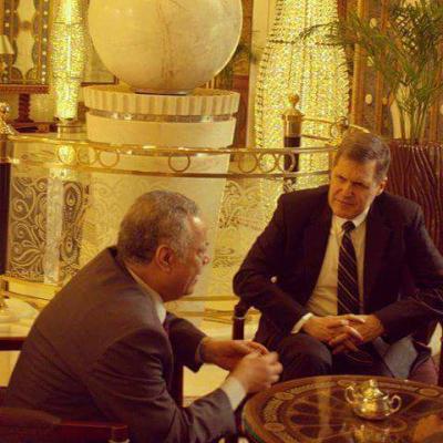 فضيحة مدوية .. تعرف على حقيقة الصورة التي جمعت المفلحي بالسفير الأمريكي !!