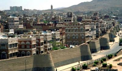 مسلحون يغتالون تاجرا كبيرا وسط صنعاء بجوار زوجته وينهبون سيارته