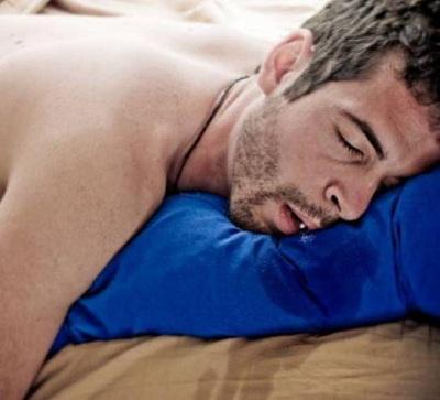 احذروا خطير.. هل تجد 'لعابا' على وسادتك عند استيقاظك من النوم؟