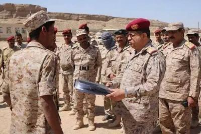  هادي يعلن عن منح كل افراد الجيش الموالي له 4 رواتب والمقدشي يعلن رسمياً صرفها في هذا الموعد