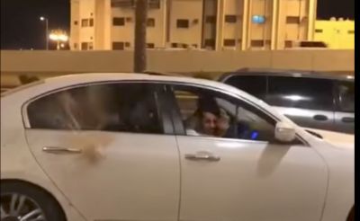 بالفيديو..سعودية  تُلقِّن شباباً تحرشوا بها درساً قاسياً