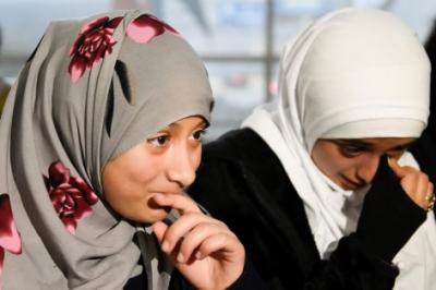 طرد معلم أميركي خلع حجاب طالبة يمنية بالقوة