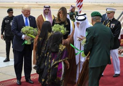 شاهد بالفيديو: هكذا استقبل الملك سلمان ترامب وزوجتة في مطار الملك خالد